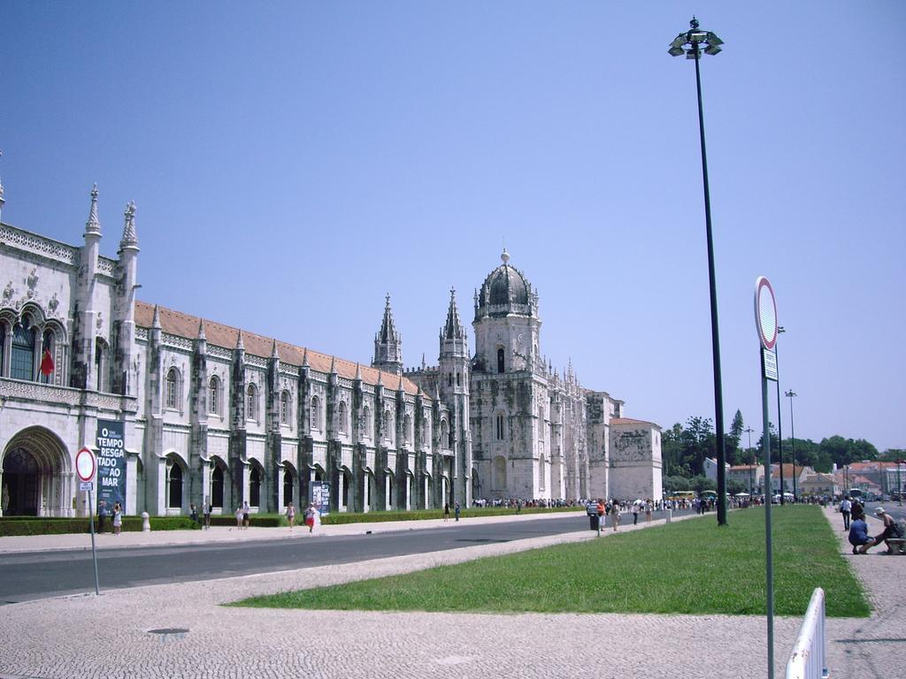 Residencial Camoes Bed & Breakfast Lisbon Exterior photo