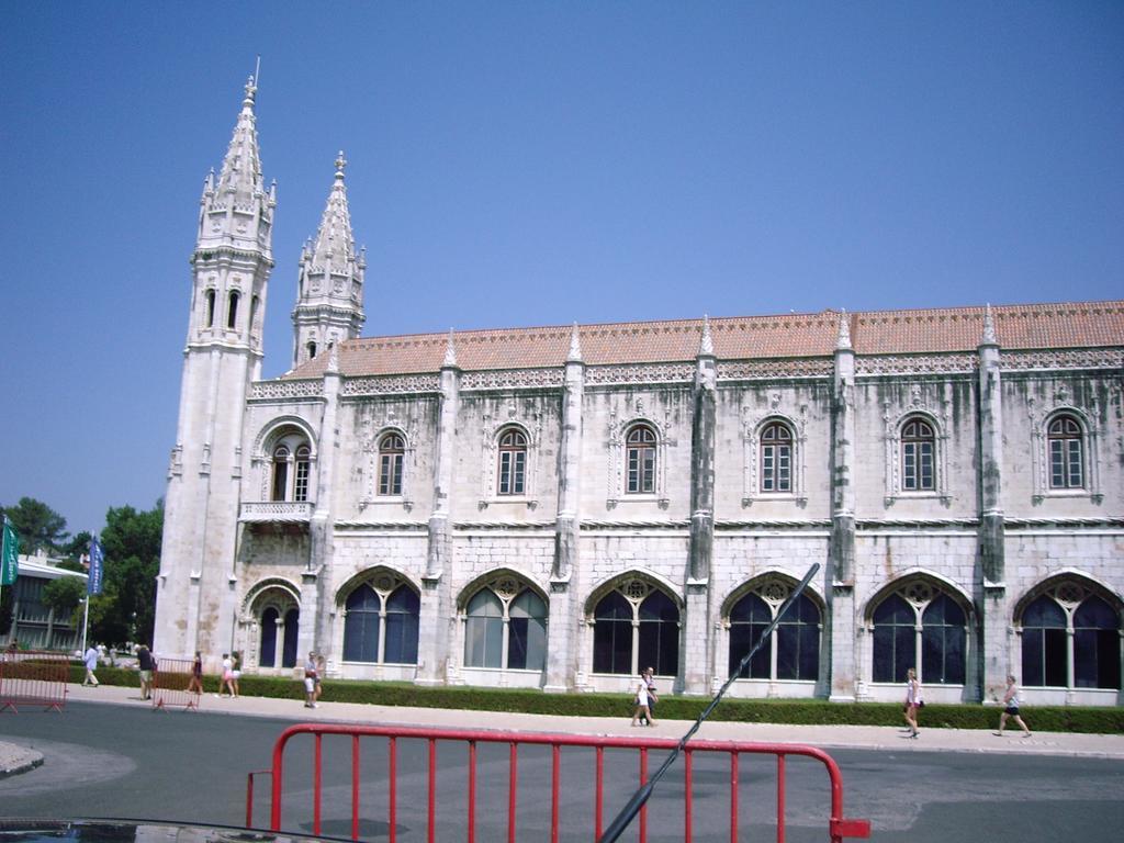 Residencial Camoes Bed & Breakfast Lisbon Exterior photo