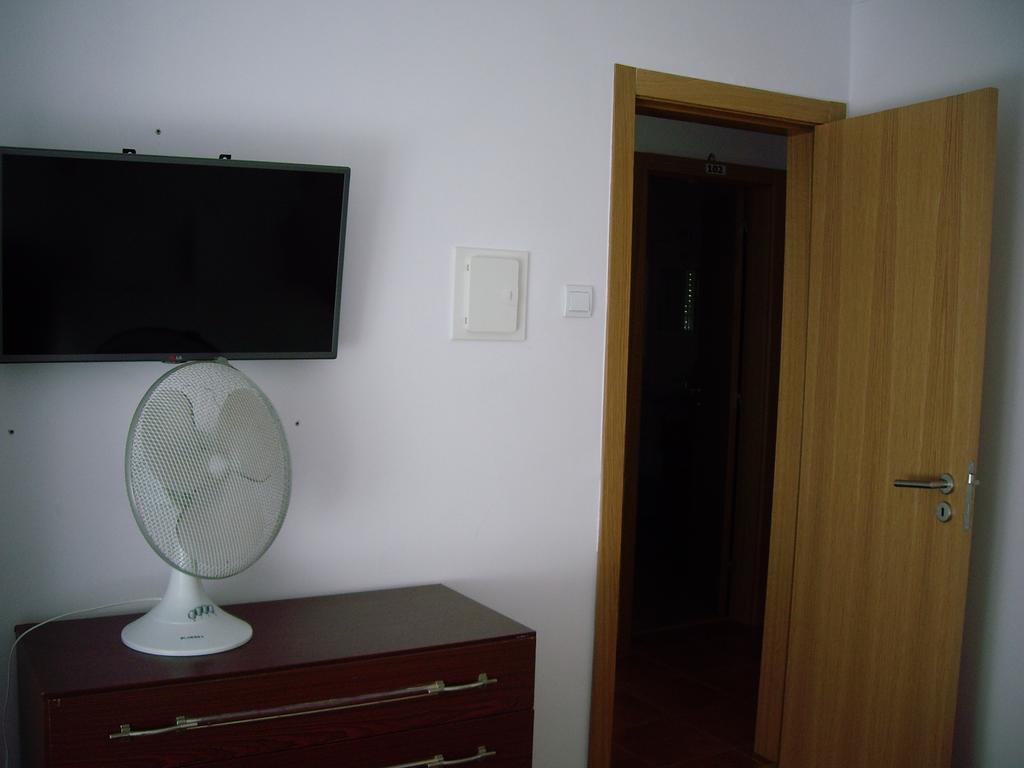 Residencial Camoes Bed & Breakfast Lisbon Room photo