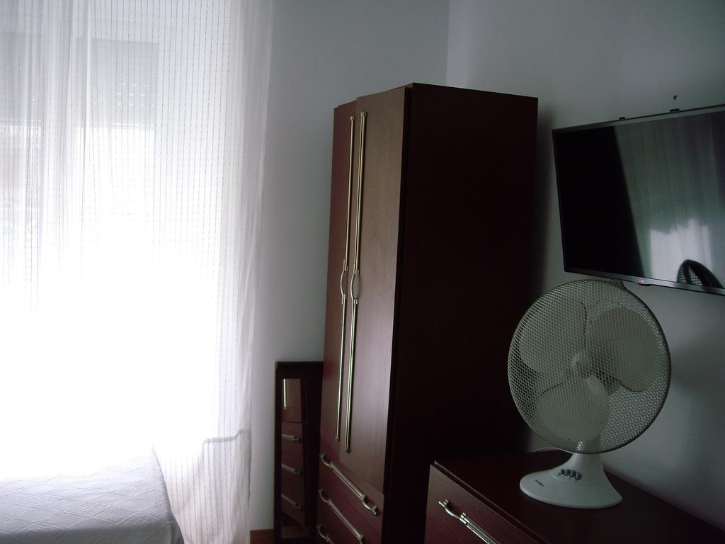 Residencial Camoes Bed & Breakfast Lisbon Room photo