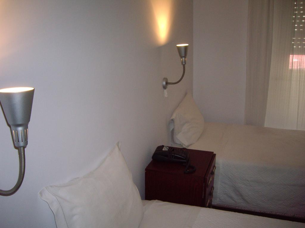 Residencial Camoes Bed & Breakfast Lisbon Room photo