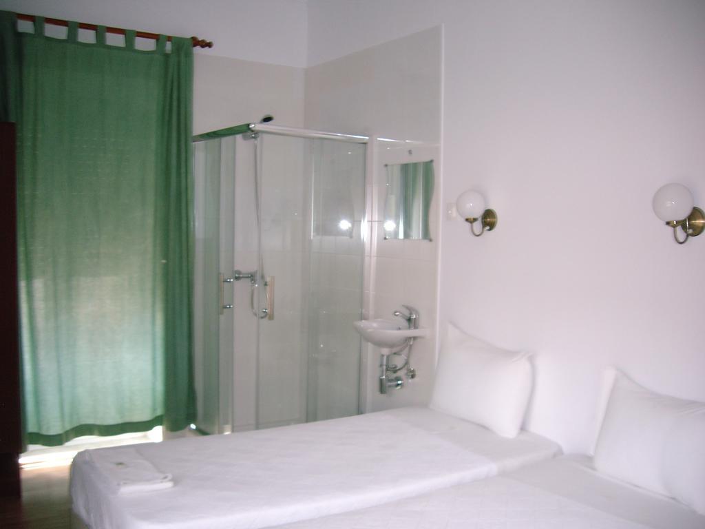 Residencial Camoes Bed & Breakfast Lisbon Room photo