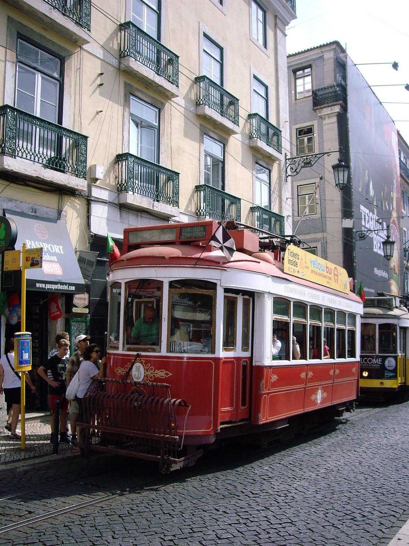 Residencial Camoes Bed & Breakfast Lisbon Exterior photo