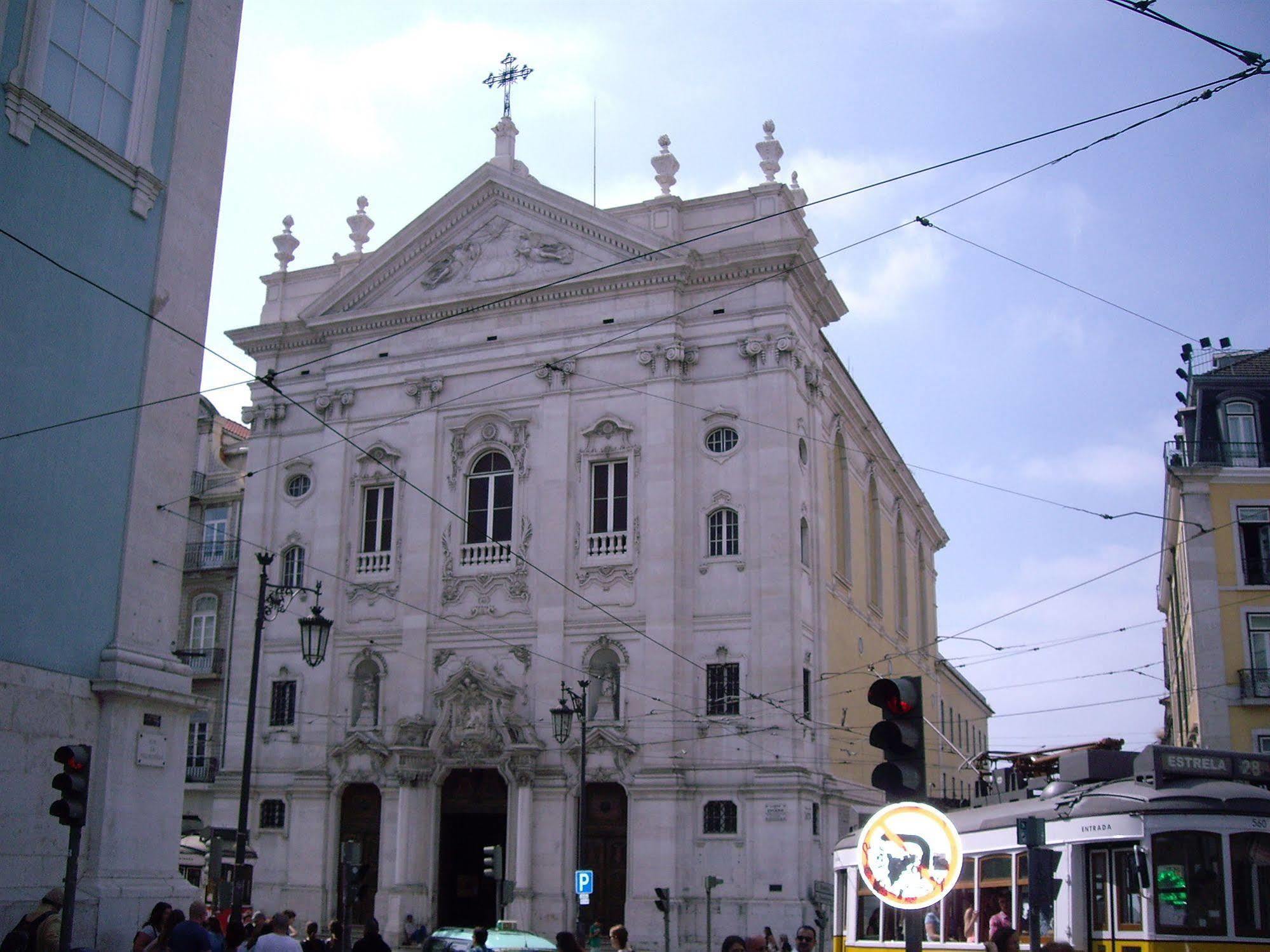 Residencial Camoes Bed & Breakfast Lisbon Exterior photo